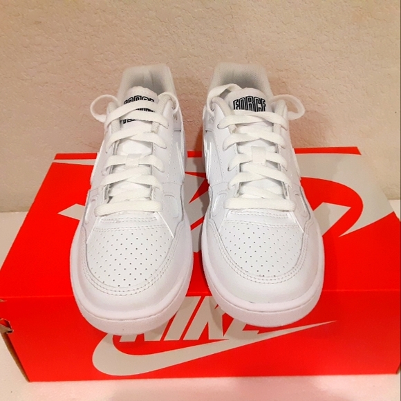 Nike - Picture 3 of 4